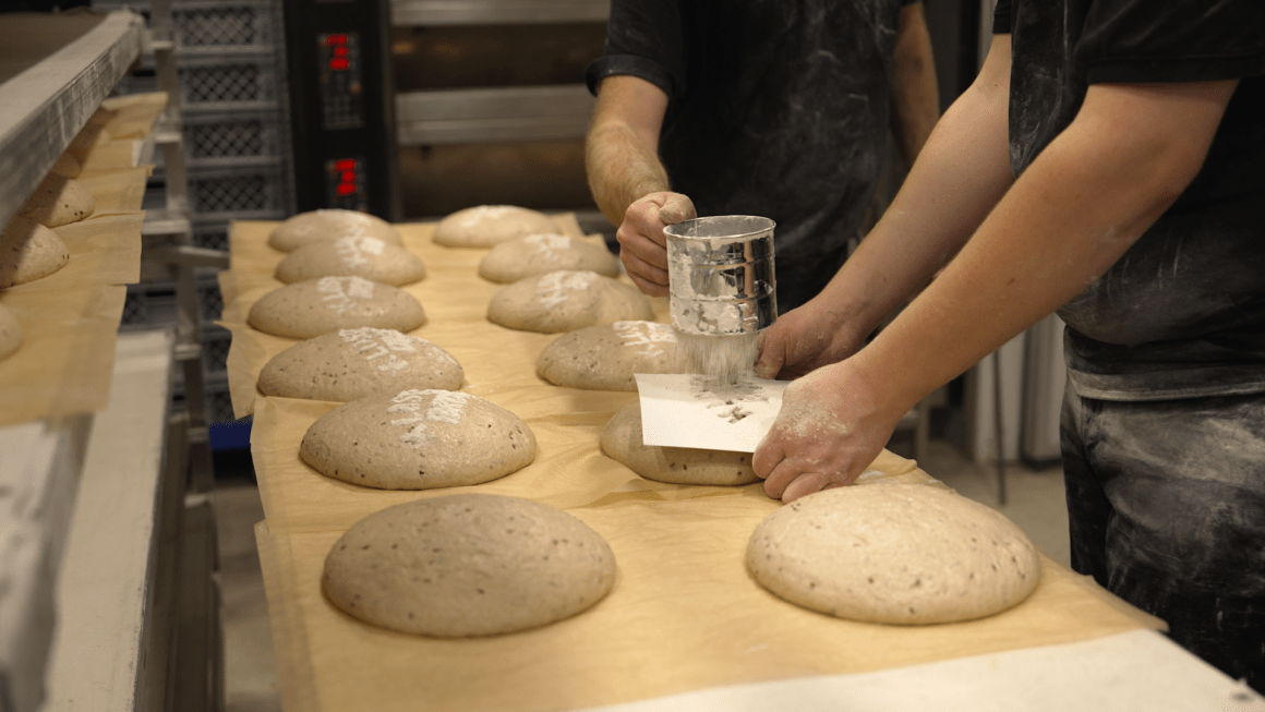 Teiglaibe werden mit Mehl bestäubt, Foto von Ruben Reckel