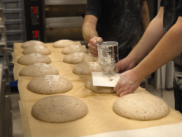 Teiglaibe werden mit Mehl bestäubt, Foto von Ruben Reckel