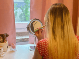 Marie Rausche am Schminktisch, Foto von Annelena Stiegler