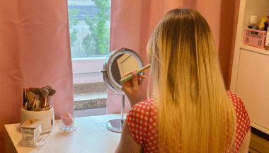 Marie Rausche am Schminktisch, Foto von Annelena Stiegler