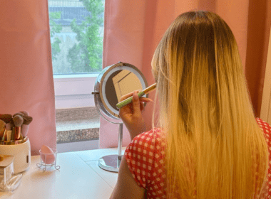 Marie Rausche am Schminktisch, Foto von Annelena Stiegler