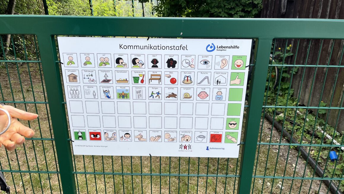 Menschen mit Autismus haben oft Kommunikationsprobleme. Mit Hilfe von Vokabeln lernen sie, z.B. Emotionen auszudrücken, Foto von Maike Tomala