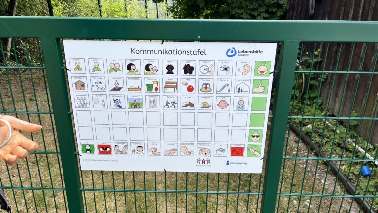 Menschen mit Autismus haben oft Kommunikationsprobleme. Mit Hilfe von Vokabeln lernen sie, z.B. Emotionen auszudrücken, Foto von Maike Tomala