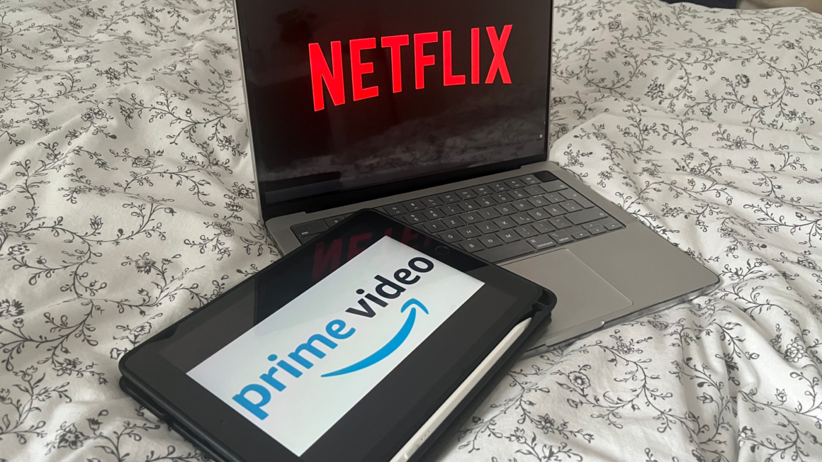 Merle Schröder - Laptop und Tablett auf dem Bett