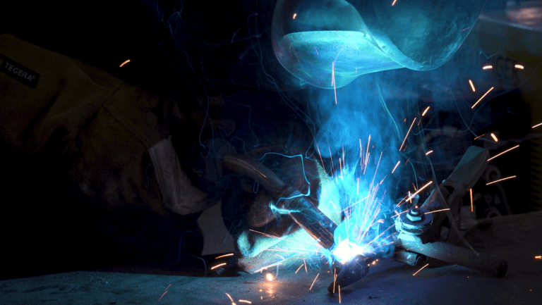 Johannes Damrow beim Stahlschweißen, Foto von Wiebke Grümpel