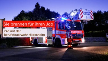 Feuerwehrauto und Einsatzkraft der Berufsfeuerwehr Hildesheim, Foto von Levin Meyer