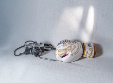 Kamera und Boxhandschuh von Jana-Carlotta Schwabe