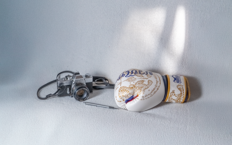 Kamera und Boxhandschuh von Benjamin Franke