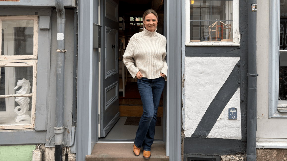 Wiebke Benstein vor ihrem Haus, Foto von Henrike Pitzke