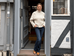 Wiebke Benstein vor ihrem Haus, Foto von Henrike Pitzke