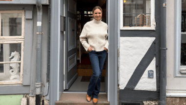 Wiebke Benstein vor ihrem Haus, Foto von Henrike Pitzke