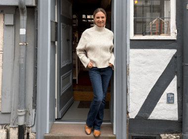 Wiebke Benstein vor ihrem Haus, Foto von Henrike Pitzke