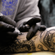 Tätowieren eines Motivs, Foto von Jan Lassen