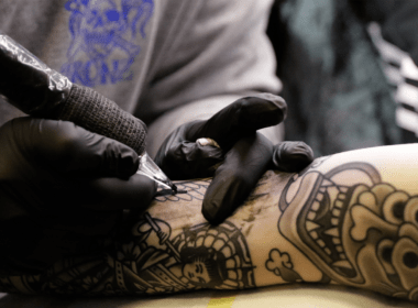Tätowieren eines Motivs, Foto von Jan Lassen