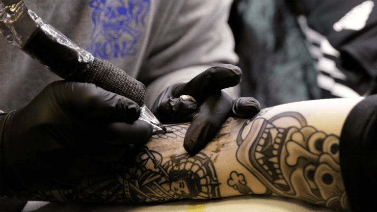 Tätowieren eines Motivs, Foto von Jan Lassen