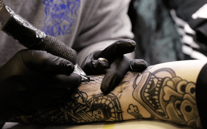 Tätowieren eines Motivs, Foto von Jan Lassen