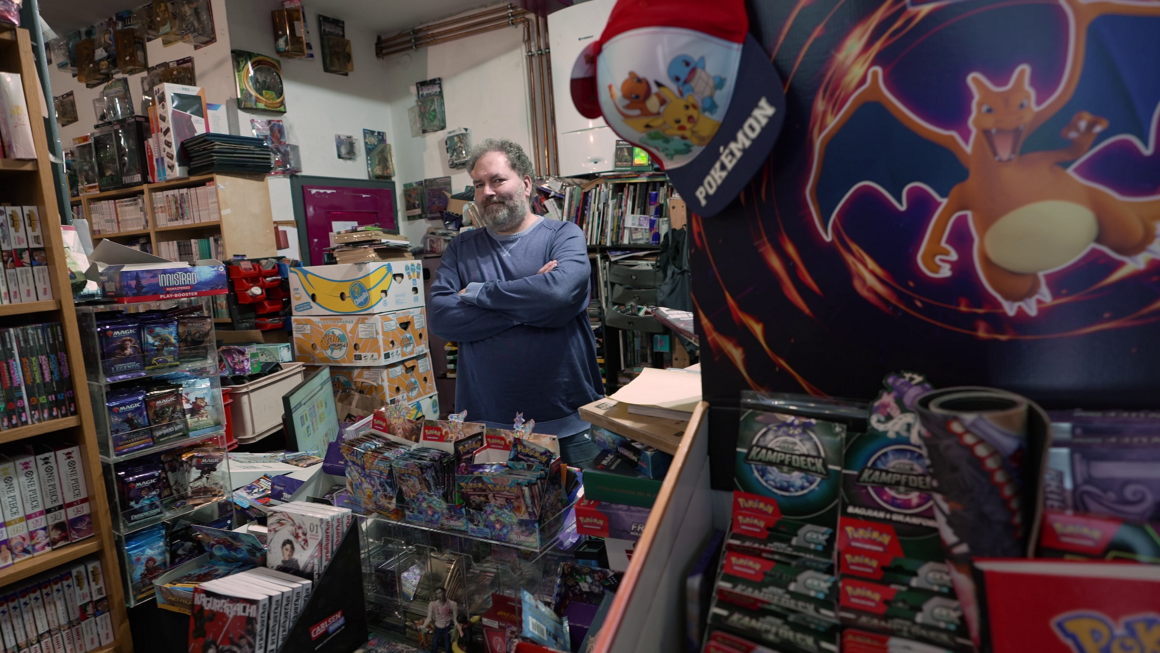 Titelbild: Stefan Richter in seinem Geschäft Comic Culture, Foto Leon Butkewitsch