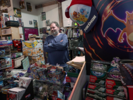 Titelbild: Stefan Richter in seinem Geschäft Comic Culture, Foto Leon Butkewitsch