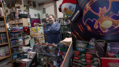 Titelbild: Stefan Richter in seinem Geschäft Comic Culture, Foto Leon Butkewitsch