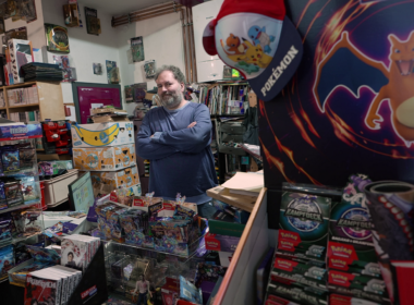 Titelbild: Stefan Richter in seinem Geschäft Comic Culture, Foto Leon Butkewitsch