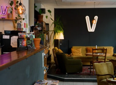 Innenraum der (Veränder.) Bar, Foto von Dana Letitia Stark