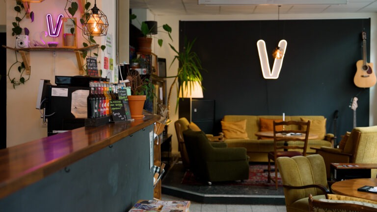 Innenraum der (Veränder.) Bar, Foto von Dana Letitia Stark