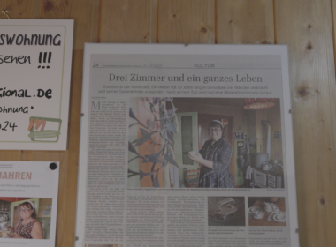 Pinnwand mit Zeitungsartikeln, Foto von Amada Franziska Burdzik