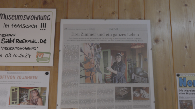Pinnwand mit Zeitungsartikeln, Foto von Amada Franziska Burdzik