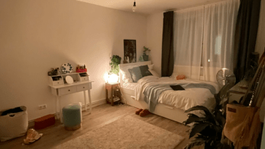 Bett im Schlafzimmer, Foto von Mika Nestler