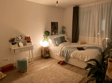 Bett im Schlafzimmer, Foto von Mika Nestler