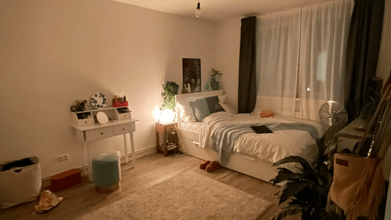 Bett im Schlafzimmer, Foto von Mika Nestler