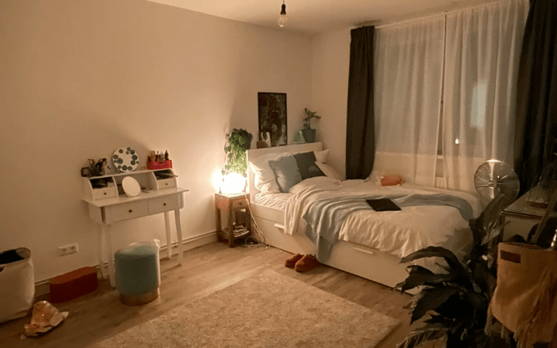 Bett im Schlafzimmer, Foto von Mika Nestler