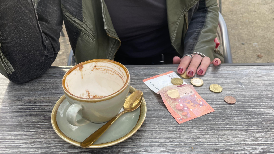 Leere Tasse und Geld, Foto von Johanna Wittkowski