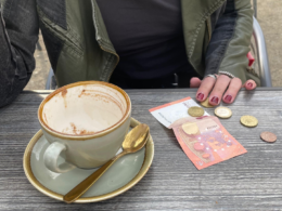 Leere Tasse und Geld, Foto von Johanna Wittkowski