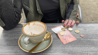 Leere Tasse und Geld, Foto von Johanna Wittkowski