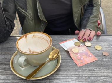 Leere Tasse und Geld, Foto von Johanna Wittkowski