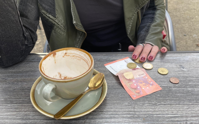 Leere Tasse und Geld, Foto von Johanna Wittkowski