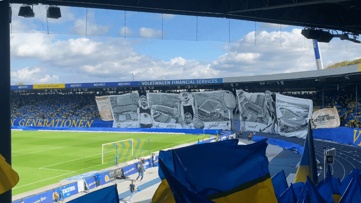 Titelbild: Fankurve im Eintracht-Stadion, Foto von Thierry Meyer