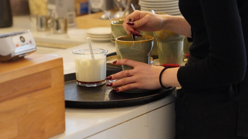 Serviertablett an der Theke, Foto von Catherine Elizabeth Sanchez Gonzalez