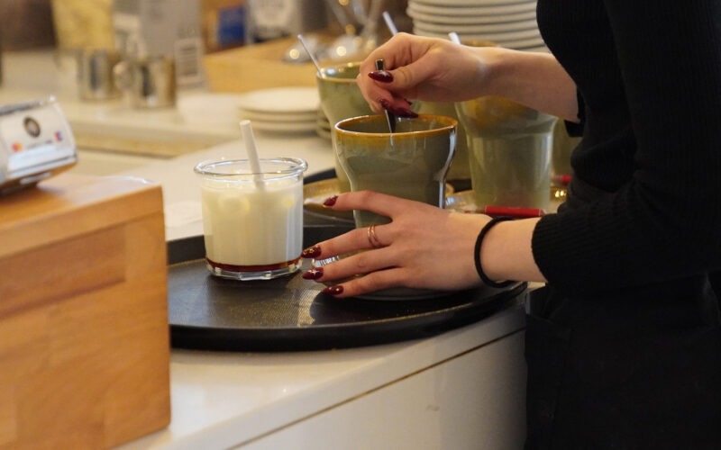 Serviertablett an der Theke, Foto von Catherine Elizabeth Sanchez Gonzalez