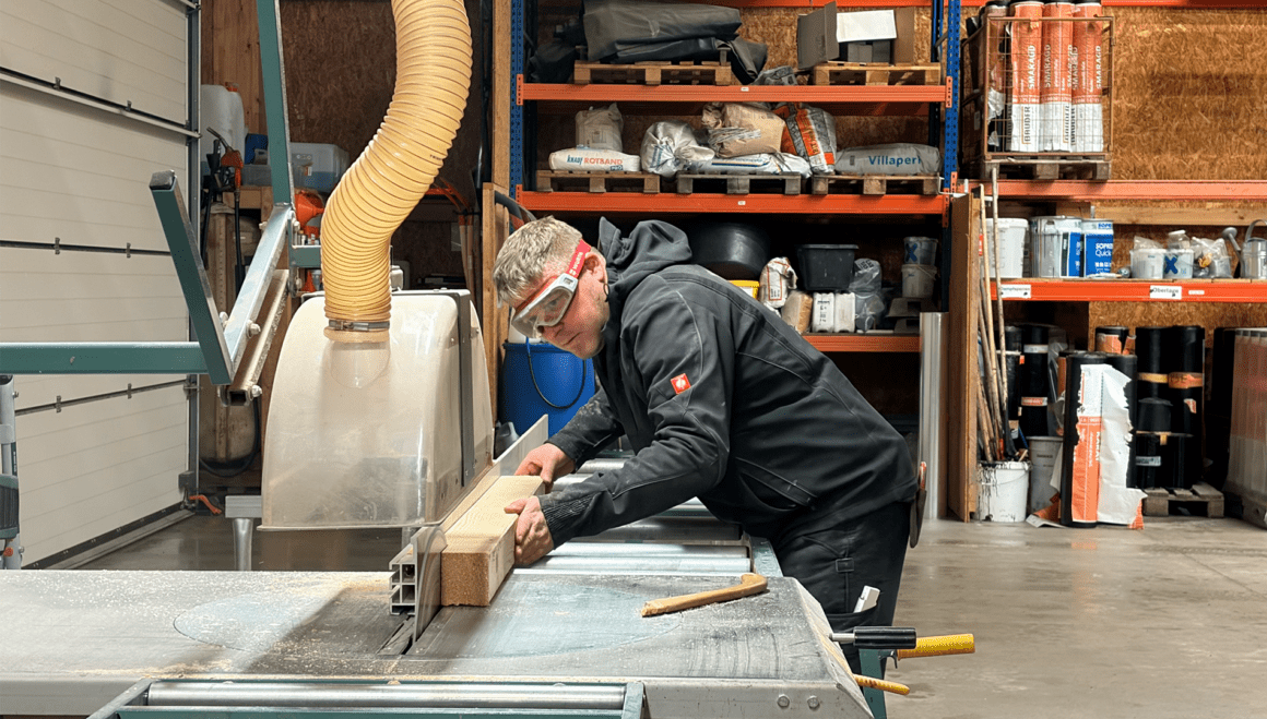 Mike Homann beim Holzsägen, Foto von Mia Kalloch