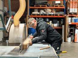 Mike Homann beim Holzsägen, Foto von Mia Kalloch