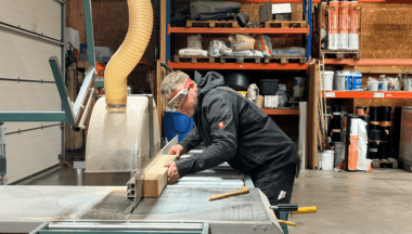 Mike Homann beim Holzsägen, Foto von Mia Kalloch