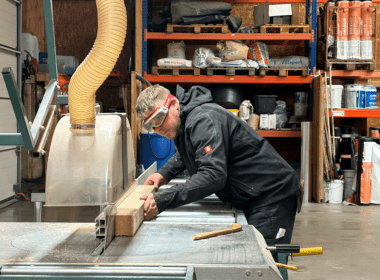 Mike Homann beim Holzsägen, Foto von Mia Kalloch