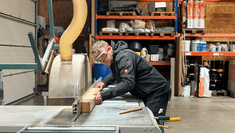 Mike Homann beim Holzsägen, Foto von Mia Kalloch