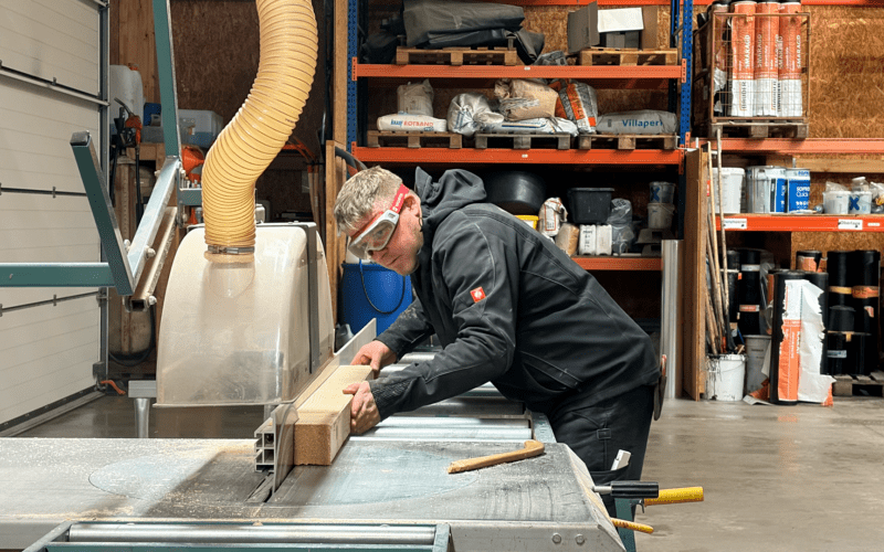 Mike Homann beim Holzsägen, Foto von Mia Kalloch