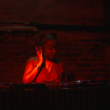 Gewnola Gabriella Kublanu (DJ Kekeli) am DJ Pult, Foto von Dahlia Dziggel