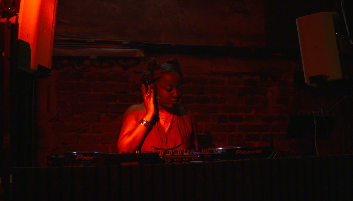 Gewnola Gabriella Kublanu (DJ Kekeli) am DJ Pult, Foto von Dahlia Dziggel