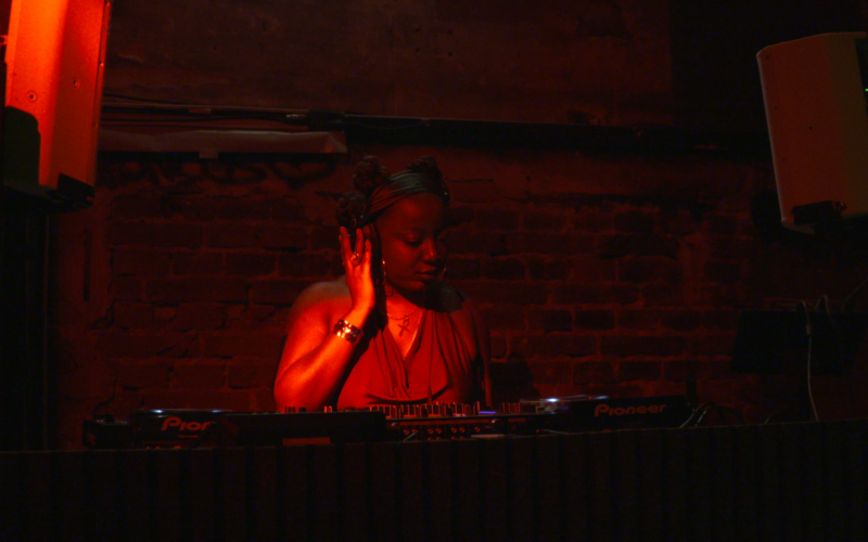 Gewnola Gabriella Kublanu (DJ Kekeli) am DJ Pult, Foto von Dahlia Dziggel