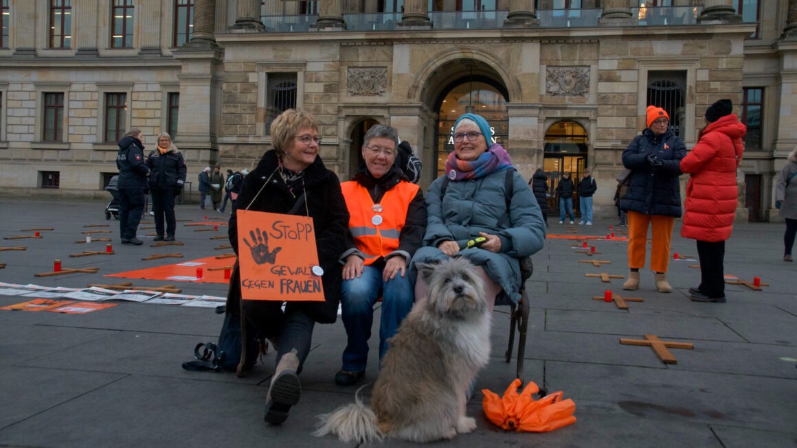 Omas gegen Rechts beim Orange Day in Braunschweig, Foto von Thea de Wolf